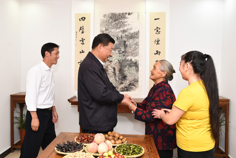 　　9月16日至18日，中共中央總書(shū)記、國(guó)家主席、中央軍委主席習(xí)近平在河南考察。這是16日下午，習(xí)近平在信陽(yáng)市新縣田鋪鄉(xiāng)田鋪大塆“老家寒舍”民宿店，同店主一家親切交談。 新華社記者 謝環(huán)馳 攝