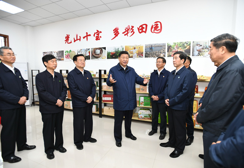 9月16日至18日，中共中央總書(shū)記、國(guó)家主席、中央軍委主席習(xí)近平在河南考察。這是17日上午，習(xí)近平在信陽(yáng)市光山縣文殊鄉(xiāng)東岳村文化接待中心，了解光山縣脫貧工作和中辦在光山縣扶貧工作情況。新華社記者 謝環(huán)馳 攝