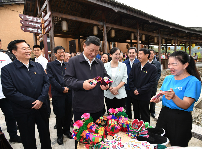 　　9月16日至18日，中共中央總書(shū)記、國(guó)家主席、中央軍委主席習(xí)近平在河南考察。這是16日下午，習(xí)近平在信陽(yáng)市新縣田鋪鄉(xiāng)田鋪大塆考察調(diào)研。 新華社記者 謝環(huán)馳 攝