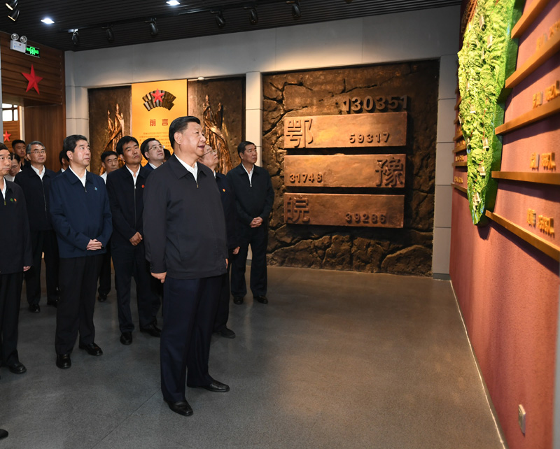 9月16日至18日，中共中央總書(shū)記、國(guó)家主席、中央軍委主席習(xí)近平在河南考察。這是16日下午，習(xí)近平來(lái)到位于信陽(yáng)市新縣的鄂豫皖蘇區(qū)首府烈士陵園，瞻仰革命烈士紀(jì)念堂。 新華社記者 謝環(huán)馳 攝