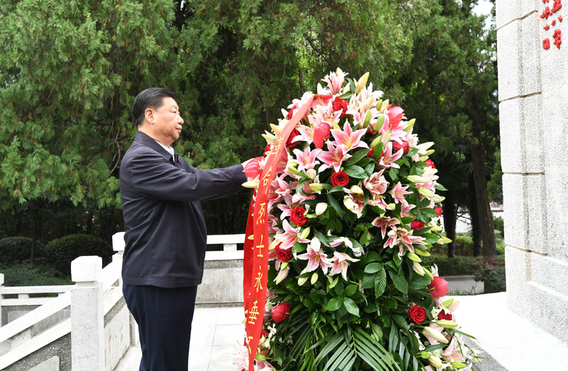　　9月16日至18日，中共中央總書(shū)記、國(guó)家主席、中央軍委主席習(xí)近平在河南考察。這是16日下午，習(xí)近平來(lái)到位于信陽(yáng)市新縣的鄂豫皖蘇區(qū)首府烈士陵園，瞻仰革命烈士紀(jì)念碑，向革命先烈敬獻(xiàn)花籃。 新華社記者 謝環(huán)馳 攝