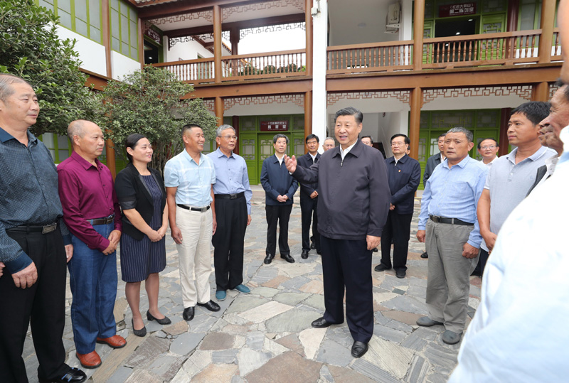 　　9月16日至18日，中共中央總書(shū)記、國(guó)家主席、中央軍委主席習(xí)近平在河南考察。這是16日下午，習(xí)近平在位于信陽(yáng)市新縣的鄂豫皖蘇區(qū)首府革命博物館，同當(dāng)?shù)丶t軍后代、革命烈士家屬代表親切交談。 新華社記者 鞠鵬 攝