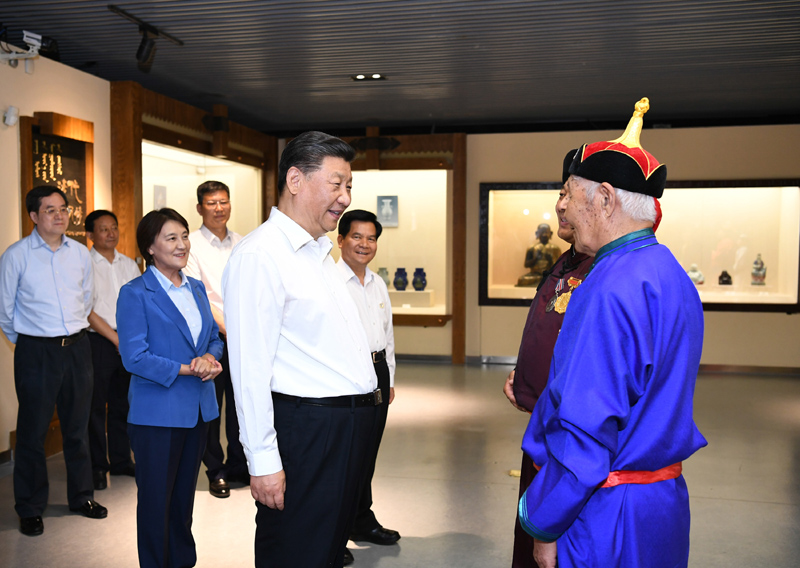 7月15日至16日，中共中央總書記、國家主席、中央軍委主席習(xí)近平在內(nèi)蒙古考察并指導(dǎo)開展“不忘初心、牢記使命”主題教育。這是15日上午，習(xí)近平在赤峰博物館同古典民族史詩《格薩（斯）爾》非物質(zhì)文化遺產(chǎn)傳承人親切交談。
