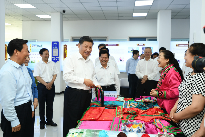 7月15日至16日，中共中央總書記、國家主席、中央軍委主席習(xí)近平在內(nèi)蒙古考察并指導(dǎo)開展“不忘初心、牢記使命”主題教育。這是15日上午，習(xí)近平在赤峰市松山區(qū)興安街道臨潢家園社區(qū)，同社區(qū)居民親切交流。