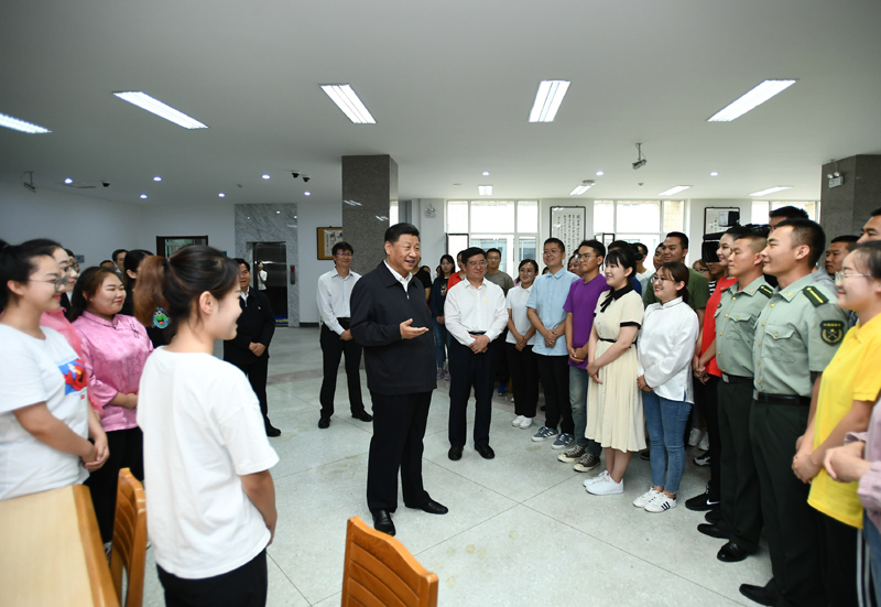 7月15日至16日，中共中央總書記、國家主席、中央軍委主席習(xí)近平在內(nèi)蒙古考察并指導(dǎo)開展“不忘初心、牢記使命”主題教育。這是16日上午，習(xí)近平在內(nèi)蒙古大學(xué)圖書館同學(xué)生們親切交談，勉勵他們志存高遠(yuǎn)、腳踏實(shí)地、發(fā)奮圖強(qiáng)。
