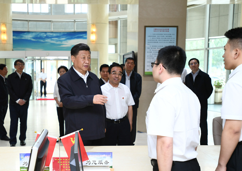 7月15日至16日，中共中央總書記、國家主席、中央軍委主席習(xí)近平在內(nèi)蒙古考察并指導(dǎo)開展“不忘初心、牢記使命”主題教育。這是16日上午，習(xí)近平在內(nèi)蒙古自治區(qū)自然資源廳自然資源政務(wù)大廳同工作人員交談，了解開展主題教育和落實(shí)便捷高效政務(wù)服務(wù)等情況。