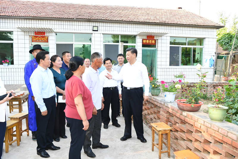 7月15日至16日，中共中央總書記、國家主席、中央軍委主席習(xí)近平在內(nèi)蒙古考察并指導(dǎo)開展“不忘初心、牢記使命”主題教育。這是15日下午，習(xí)近平在赤峰市喀喇沁旗河南街道馬鞍山村村民張國利家，同基層干部群眾代表親切交流。