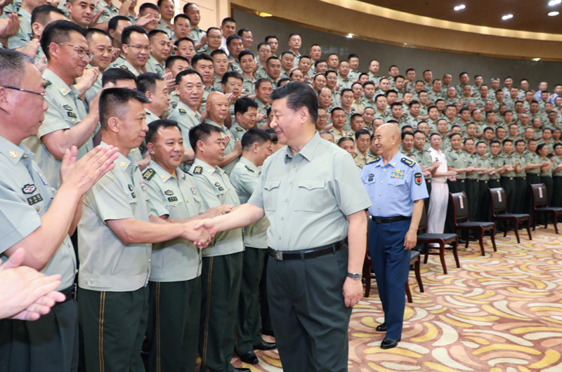 7月15日至16日，中共中央總書記、國家主席、中央軍委主席習(xí)近平在內(nèi)蒙古考察并指導(dǎo)開展“不忘初心、牢記使命”主題教育。這是16日上午，習(xí)近平在呼和浩特親切接見駐內(nèi)蒙古部隊(duì)副師職以上領(lǐng)導(dǎo)干部和團(tuán)級單位主官，代表黨中央和中央軍委向駐內(nèi)蒙古部隊(duì)全體官兵致以誠摯問候。