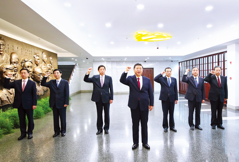 　2017年10月31日，中共中央總書記、國家主席、中央軍委主席習(xí)近平帶領(lǐng)中共中央政治局常委李克強、栗戰(zhàn)書、汪洋、王滬寧、趙樂際、韓正，瞻仰上海中共一大會址和浙江嘉興南湖紅船。這是31日上午，在上海中共一大會址紀(jì)念館，習(xí)近平帶領(lǐng)其他中共中央政治局常委同志一起重溫入黨誓詞。 新華社記者 蘭紅光/攝