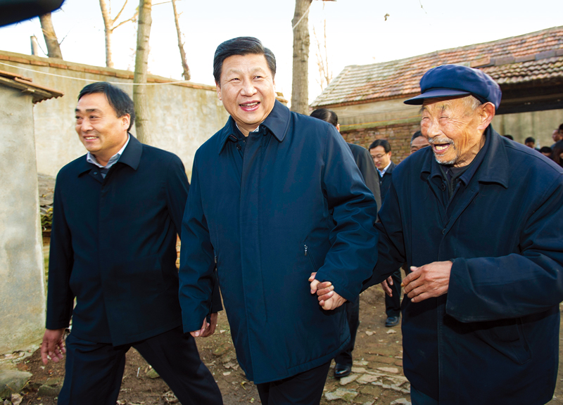 　2013年11月24日至28日，中共中央總書記、國家主席、中央軍委主席習(xí)近平在山東考察。 這是25日下午，習(xí)近平在地處沂蒙老區(qū)的臨沭縣曹莊鎮(zhèn)朱村親切地拉著83歲的“老支前”王克昌的手去他家看望。 新華社記者 謝環(huán)馳/攝