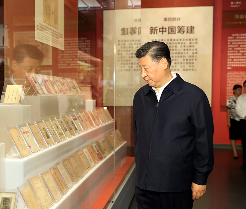 9月12日，中共中央總書記、國家主席、中央軍委主席習(xí)近平視察中共中央北京香山革命紀(jì)念地。這是習(xí)近平在香山革命紀(jì)念館參觀《為新中國奠基》主題展覽。