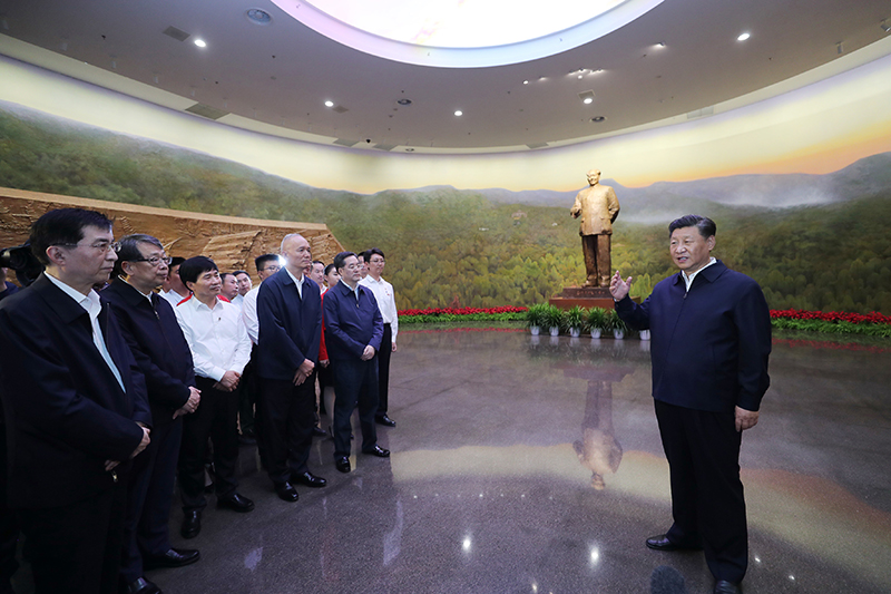 9月12日，中共中央總書記、國家主席、中央軍委主席習(xí)近平視察中共中央北京香山革命紀(jì)念地。這是習(xí)近平在香山革命紀(jì)念館參觀《為新中國奠基》主題展覽，并發(fā)表重要講話。