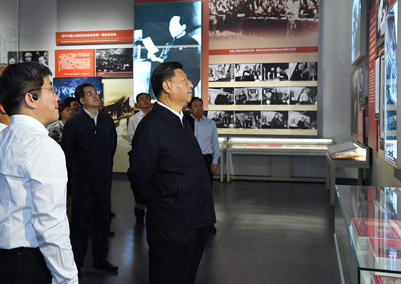 9月12日，中共中央總書記、國家主席、中央軍委主席習(xí)近平視察中共中央北京香山革命紀(jì)念地。這是習(xí)近平在香山革命紀(jì)念館參觀《為新中國奠基》主題展覽。