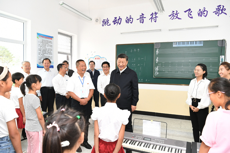 8月19日至22日，中共中央總書記、國家主席、中央軍委主席習近平在甘肅考察。這是21日上午，習近平在武威市古浪縣黃花灘生態(tài)移民區(qū)富民新村富民小學的音樂教室，認真觀看正在進行的音樂課教學。