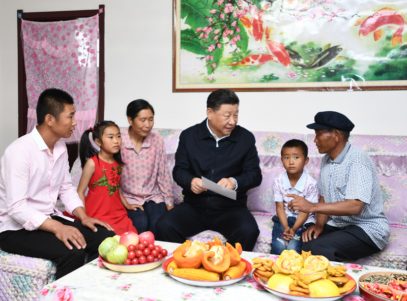 8月19日至22日，中共中央總書記、國家主席、中央軍委主席習近平在甘肅考察。這是21日上午，習近平在武威市古浪縣黃花灘生態(tài)移民區(qū)富民新村村民李應川家，同李應川一家拉家常。