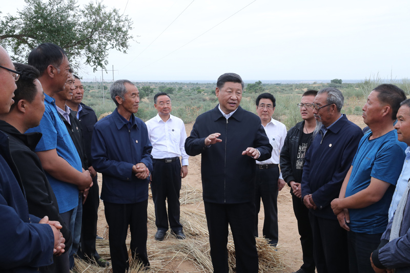 8月19日至22日，中共中央總書記、國家主席、中央軍委主席習近平在甘肅考察。這是21日上午，習近平在武威市古浪縣八步沙林場同“六老漢”代表及林場職工親切交談。