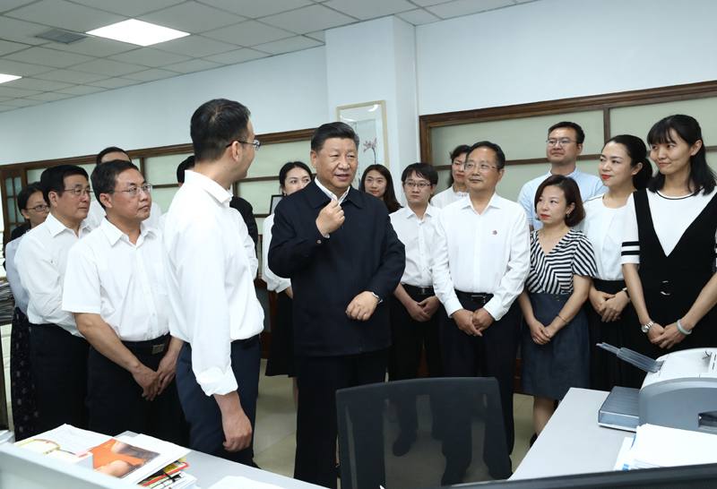 8月19日至22日，中共中央總書記、國家主席、中央軍委主席習近平在甘肅考察。這是21日下午，習近平在《讀者》編輯部同工作人員交流，勉勵他們?yōu)槿嗣裉峁└鄡?yōu)秀精神食糧。