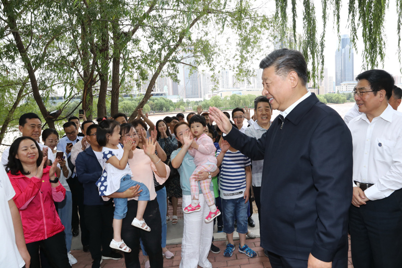 8月19日至22日，中共中央總書記、國家主席、中央軍委主席習近平在甘肅考察。這是21日下午，習近平在蘭州市黃河治理蘭鐵泵站項目點同正在休閑的群眾親切交談。